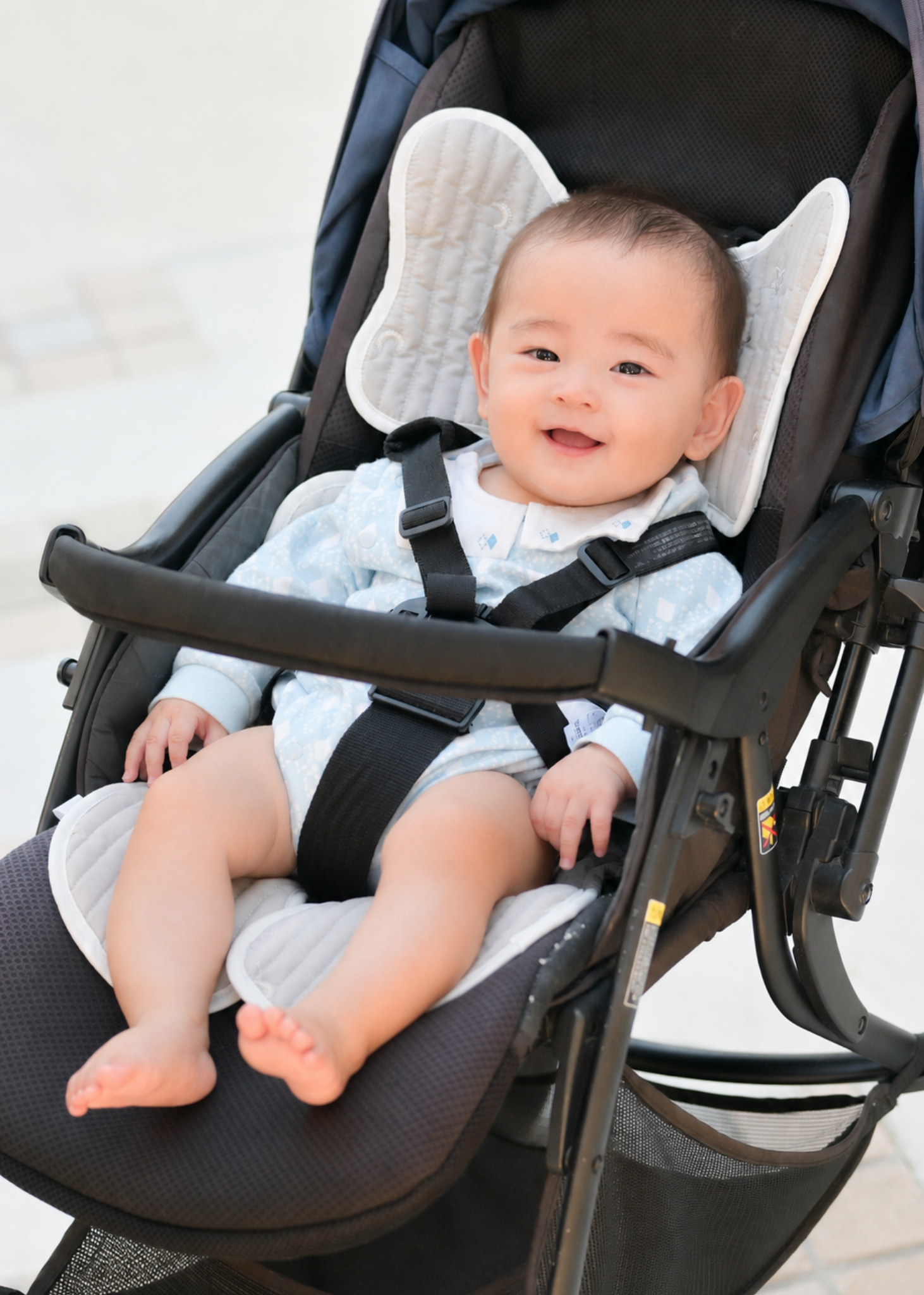 ベビーカーシート薄手タイプを装着したベビーカーで赤ちゃんが座っている屋外使用イメージ