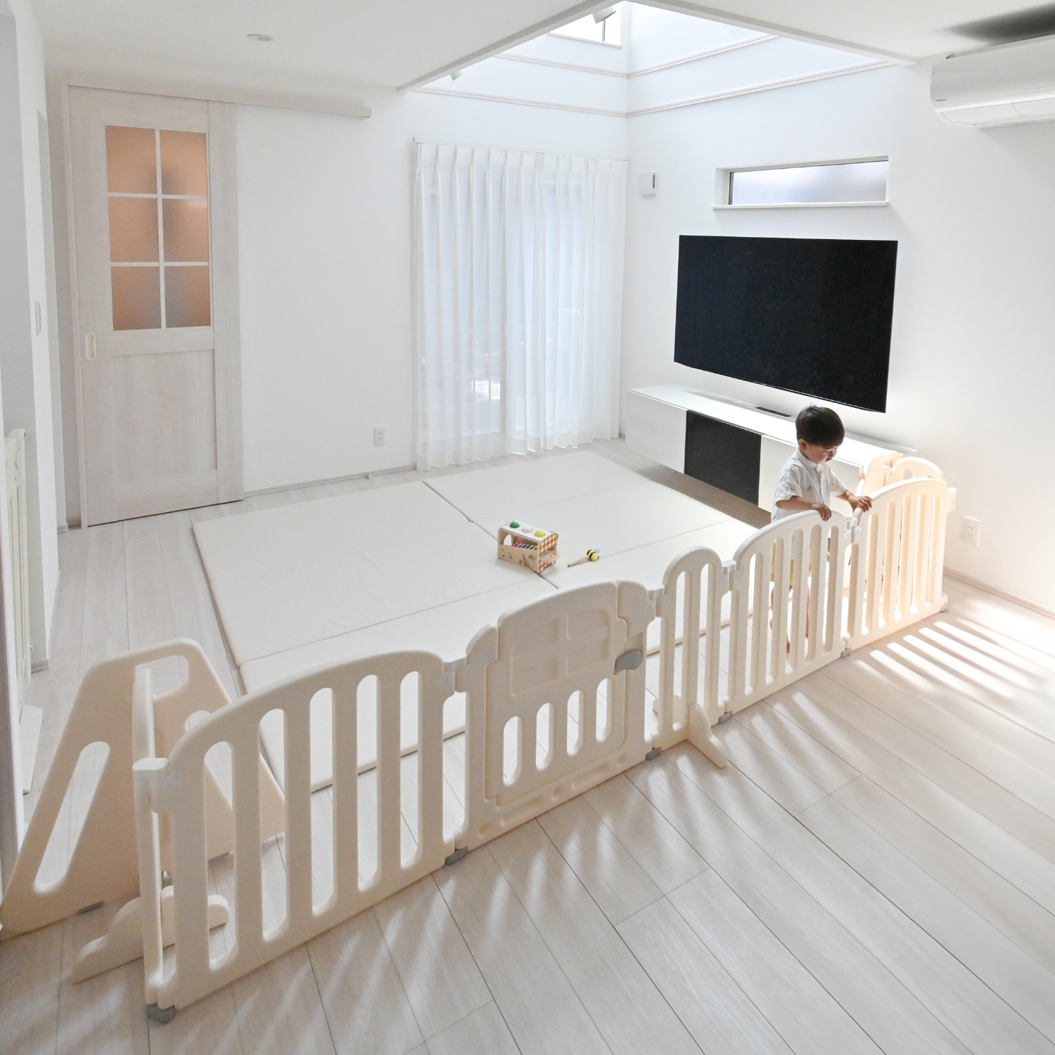 ハーフベビーサークル 自由に形を変えられるサークル 角度調節パネル 赤ちゃんプレイエリア ベビーセーフティフェンス 拡張縮小可能サークル 外部ロック付きドア 工具不要組み立て 重厚安定台座付き おしゃれベビーサークル