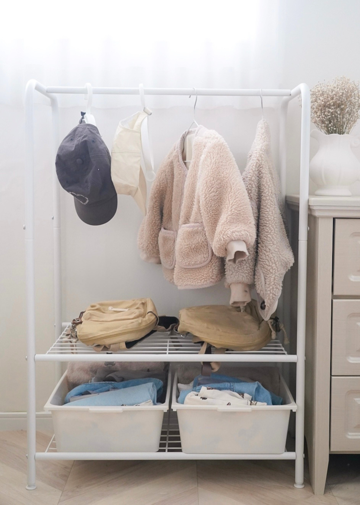 キッズハンガーラックを子ども部屋に設置した使用イメージ。洋服やバッグ、収納ボックスをすっきり整理