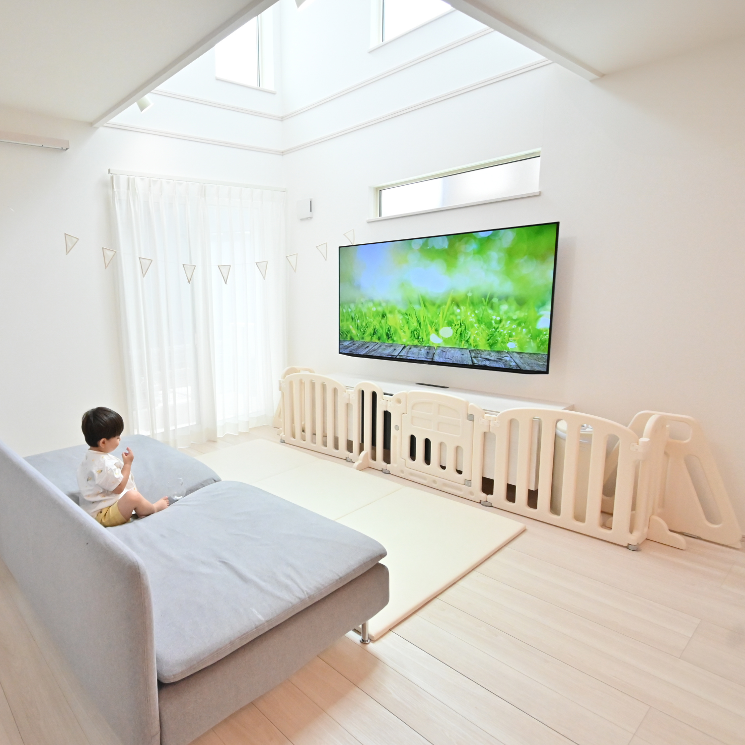 ハーフベビーサークル 自由に形を変えられるサークル 角度調節パネル 赤ちゃんプレイエリア ベビーセーフティフェンス 拡張縮小可能サークル 外部ロック付きドア 工具不要組み立て 重厚安定台座付き おしゃれベビーサークル