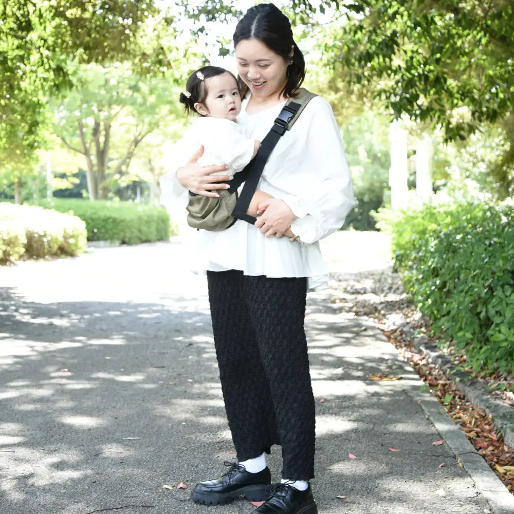 2wayショルダーバッグ ヒップシート 抱っこ補助バッグ 子育てバッグ 軽量340g 肩パッド付き 腰ベルト付き メッシュガード 安全バックル 二重ロック 収納力あり スマホ収納 ペットボトル収納 パパママ用 男女兼用 お出かけ便利アイテム 抱っこ疲れ軽減 コンパクト設計 スタイリッシュデザイン