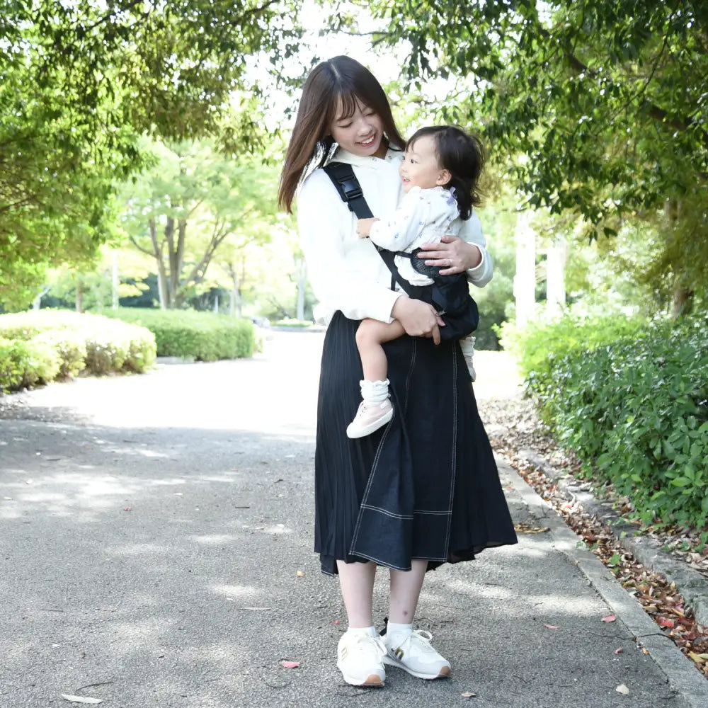 2wayショルダーバッグ ヒップシート 抱っこ補助バッグ 子育てバッグ 軽量340g 肩パッド付き 腰ベルト付き メッシュガード 安全バックル 二重ロック 収納力あり スマホ収納 ペットボトル収納 パパママ用 男女兼用 お出かけ便利アイテム 抱っこ疲れ軽減 コンパクト設計 スタイリッシュデザイン