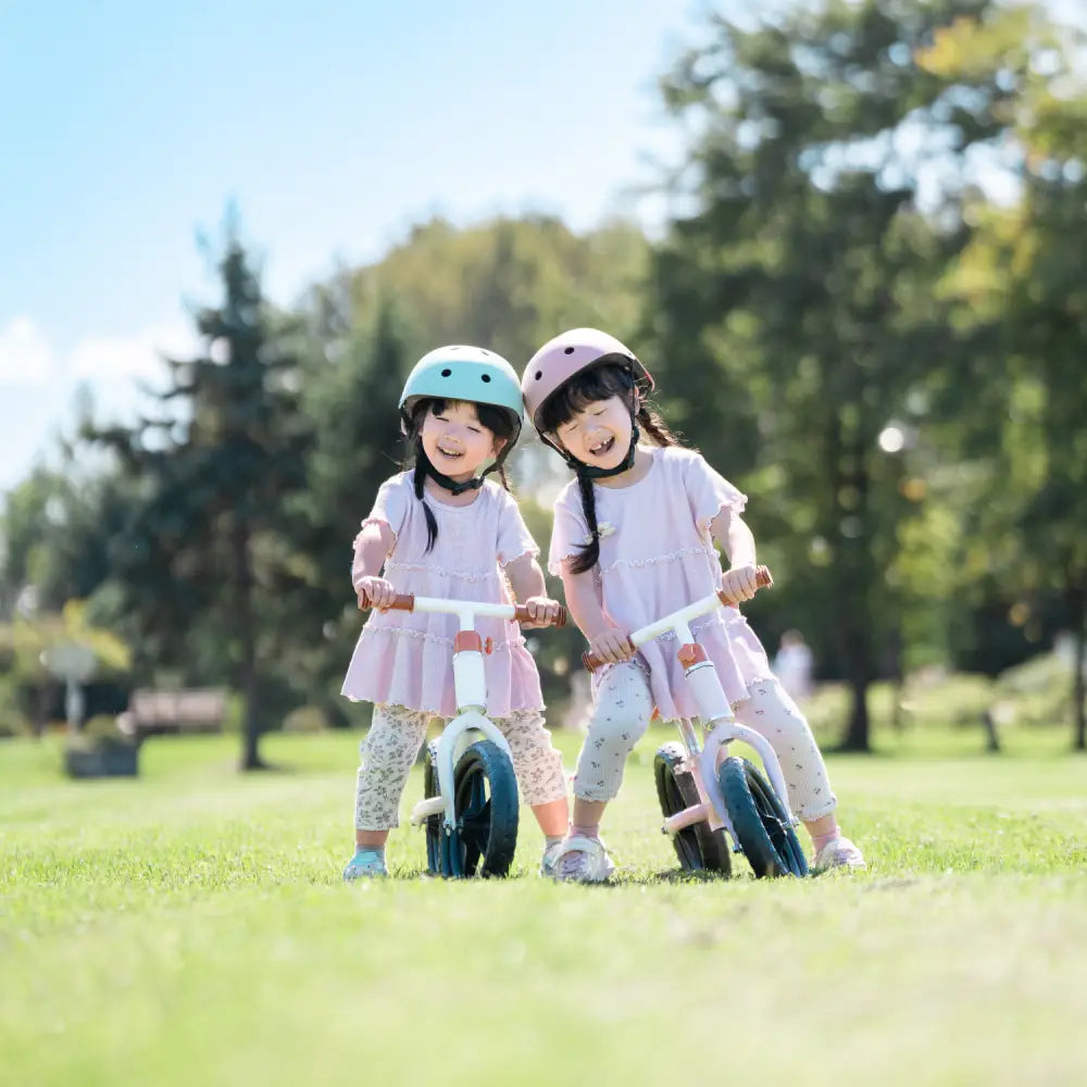 キックバイク 子供用バランスバイク 軽量2.2kg EVAタイヤ メンテナンス不要 360度回転ハンドル 三輪車 トレーニングバイク 室内外兼用 安全設計