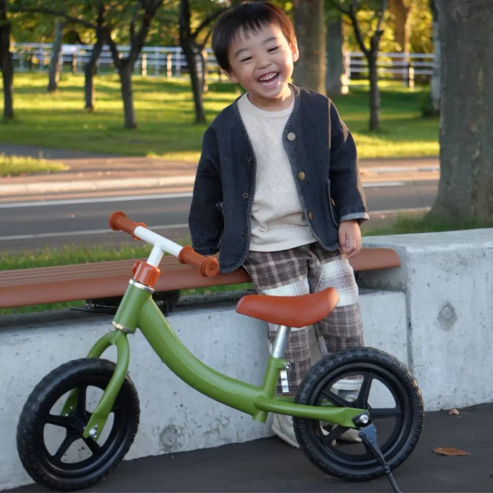 キックバイク 子供用バランスバイク 軽量2.2kg EVAタイヤ メンテナンス不要 360度回転ハンドル 三輪車 トレーニングバイク 室内外兼用 安全設計