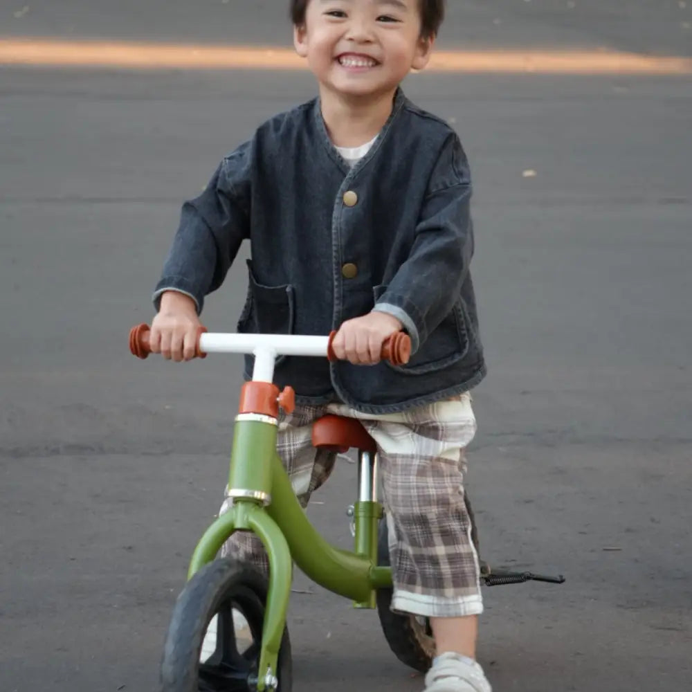 キックバイク 子供用バランスバイク 軽量2.2kg EVAタイヤ メンテナンス不要 360度回転ハンドル 三輪車 トレーニングバイク 室内外兼用 安全設計