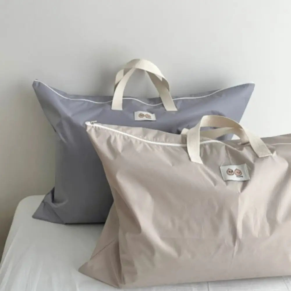 お昼寝布団バッグ 撥水素材バッグ 大容量トートバッグ 保育園用布団バッグ 幼稚園お昼寝グッズ 肩掛けトートバッグ シンプルデザイン布団袋 グレー&ベージュバッグ 汚れに強い収納バッグ ベビー寝具持ち運びバッグ