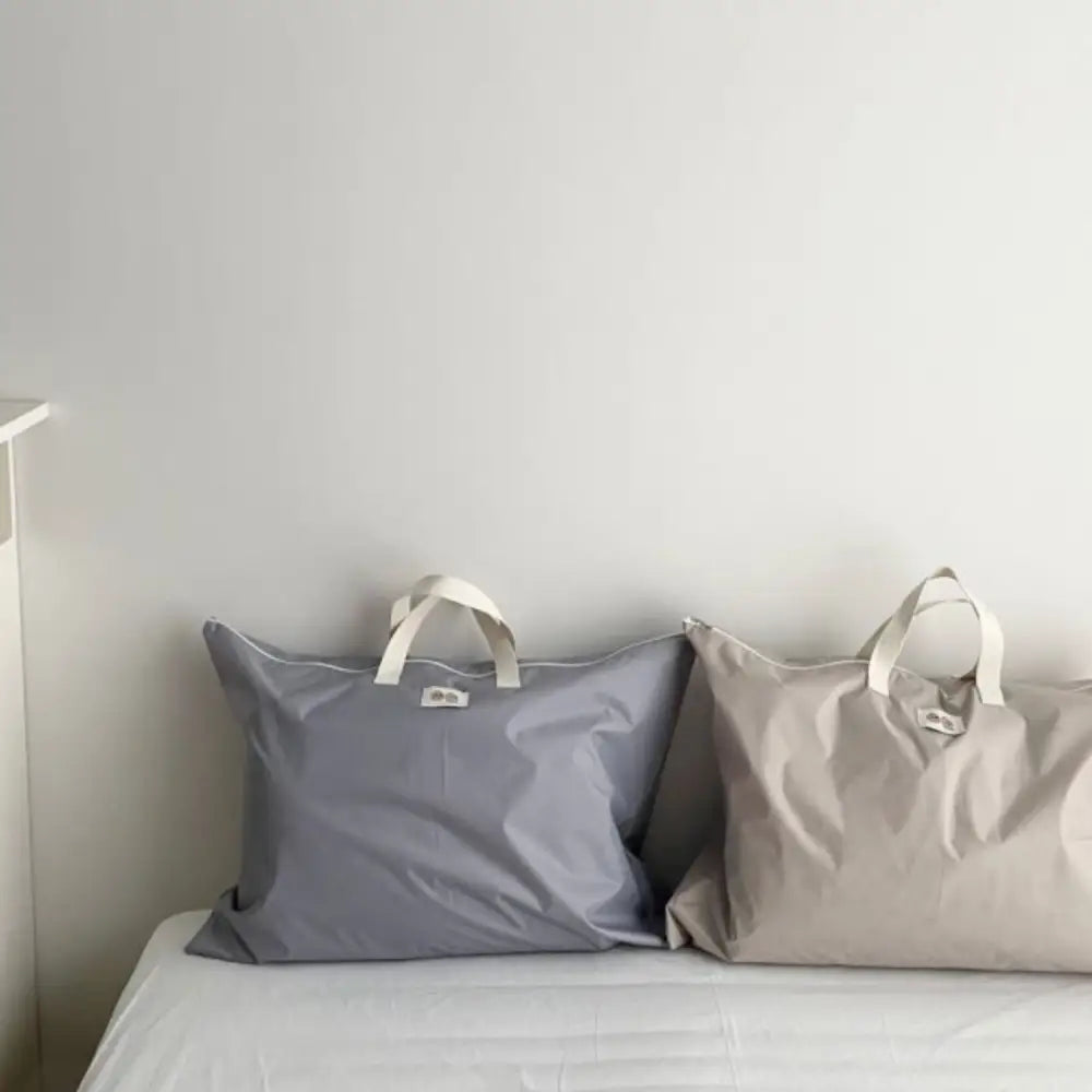 お昼寝布団バッグ 撥水素材バッグ 大容量トートバッグ 保育園用布団バッグ 幼稚園お昼寝グッズ 肩掛けトートバッグ シンプルデザイン布団袋 グレー&ベージュバッグ 汚れに強い収納バッグ ベビー寝具持ち運びバッグ