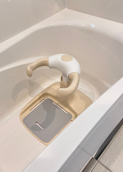 浴槽の中に設置したベビーシャワースタンドを上から見た使用イメージ。排水しやすい座面とベースを確認できる画像