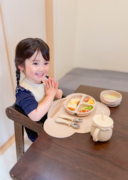シリコン食器セットをテーブルに並べて子どもが食事をしている様子