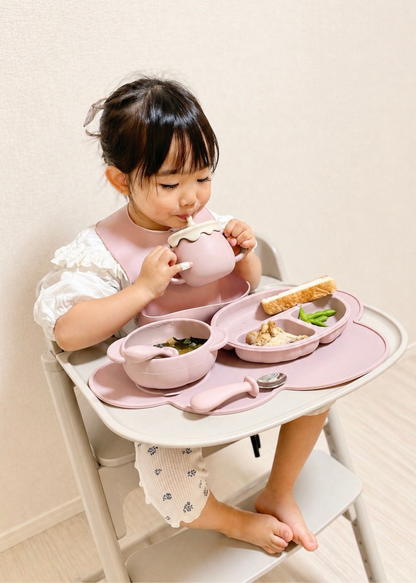 シリコン食器セットを使って幼児が食事をする様子、プレートとボウルの使用イメージ