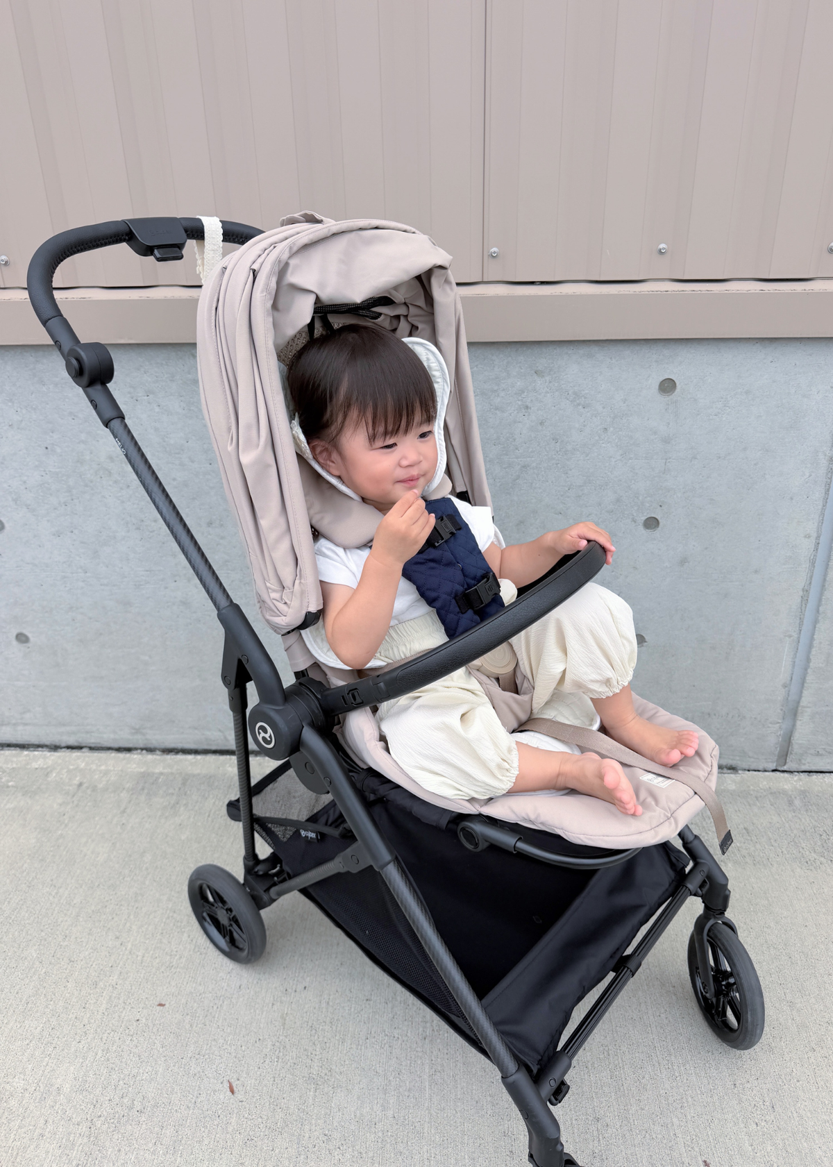 ベビーカーでチャイルドシート抜け出し防止ベルトを使用している子どもの様子