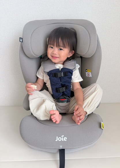 チャイルドシート抜け出し防止ベルトを装着した子どもがベビーシートに座っている様子