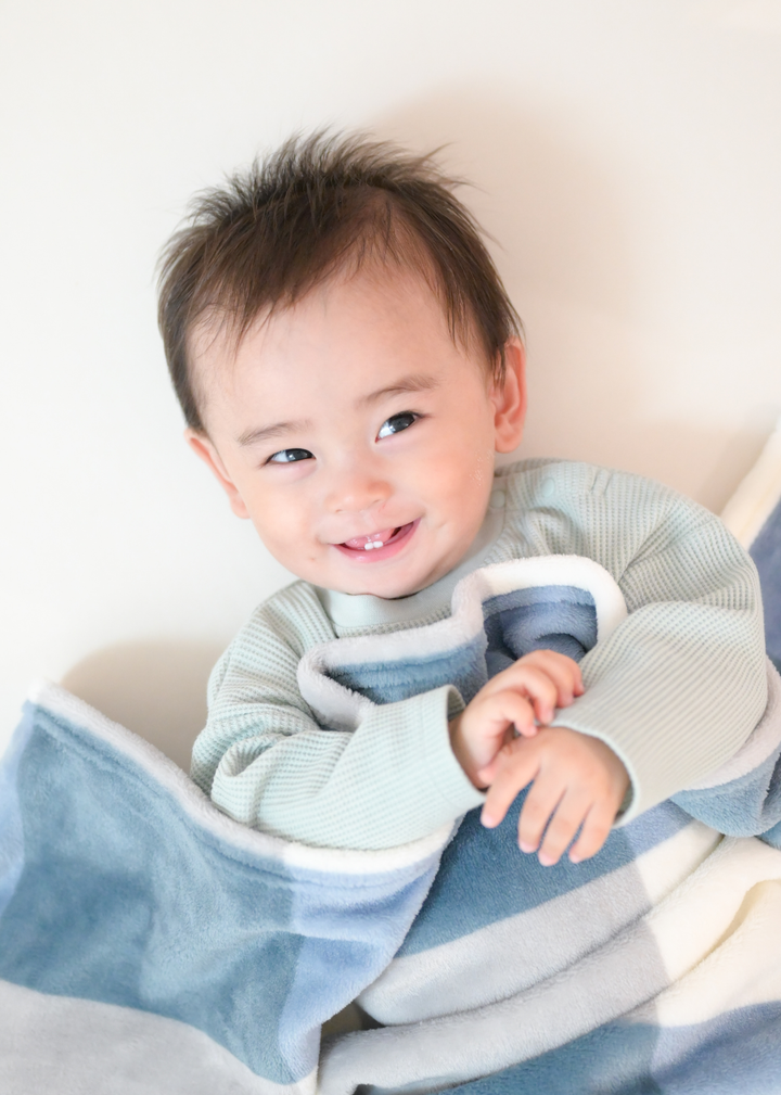フランネルブランケットに包まれた赤ちゃん、ブルー系カラーの使用シーン
