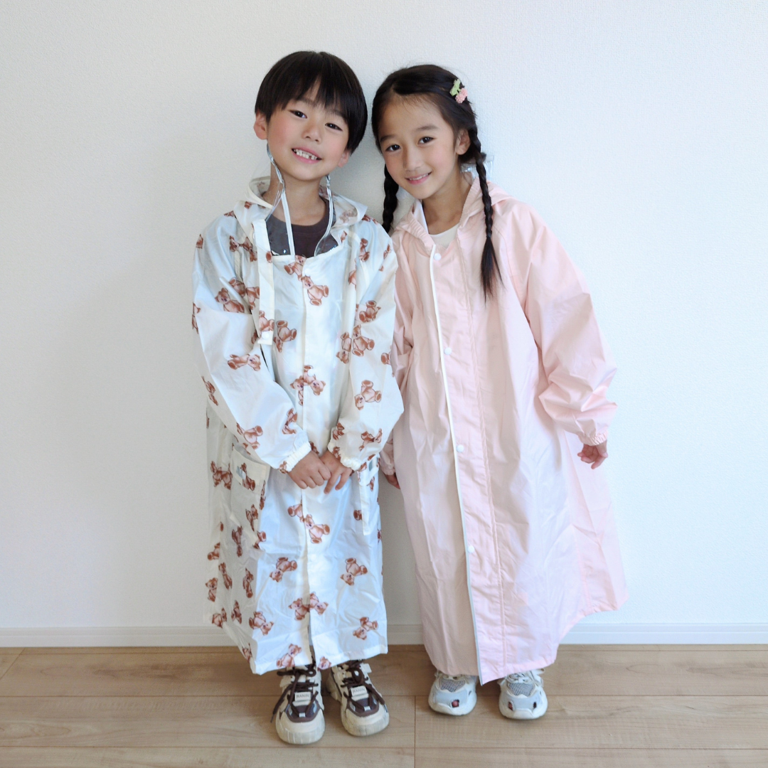 キッズ レインコート ランドセル対応 子供 レインウェア 雨具 防水 通園 通学 小学生 幼稚園 保育園 収納袋付き 反射材 フード付き 透明サンバイザー リュック対応 男の子 女の子 カッパ 撥水 雨の日 おしゃれ
