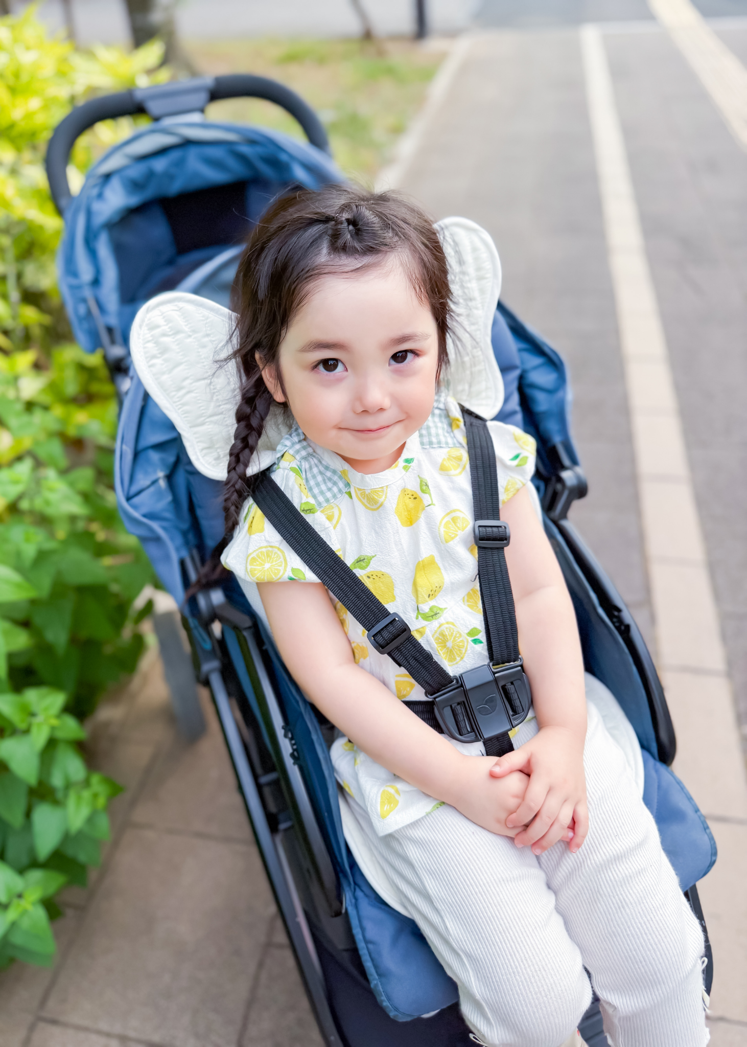 ベビーカーシート薄手タイプを装着したベビーカーで子どもが座っている屋外のお出かけイメージ