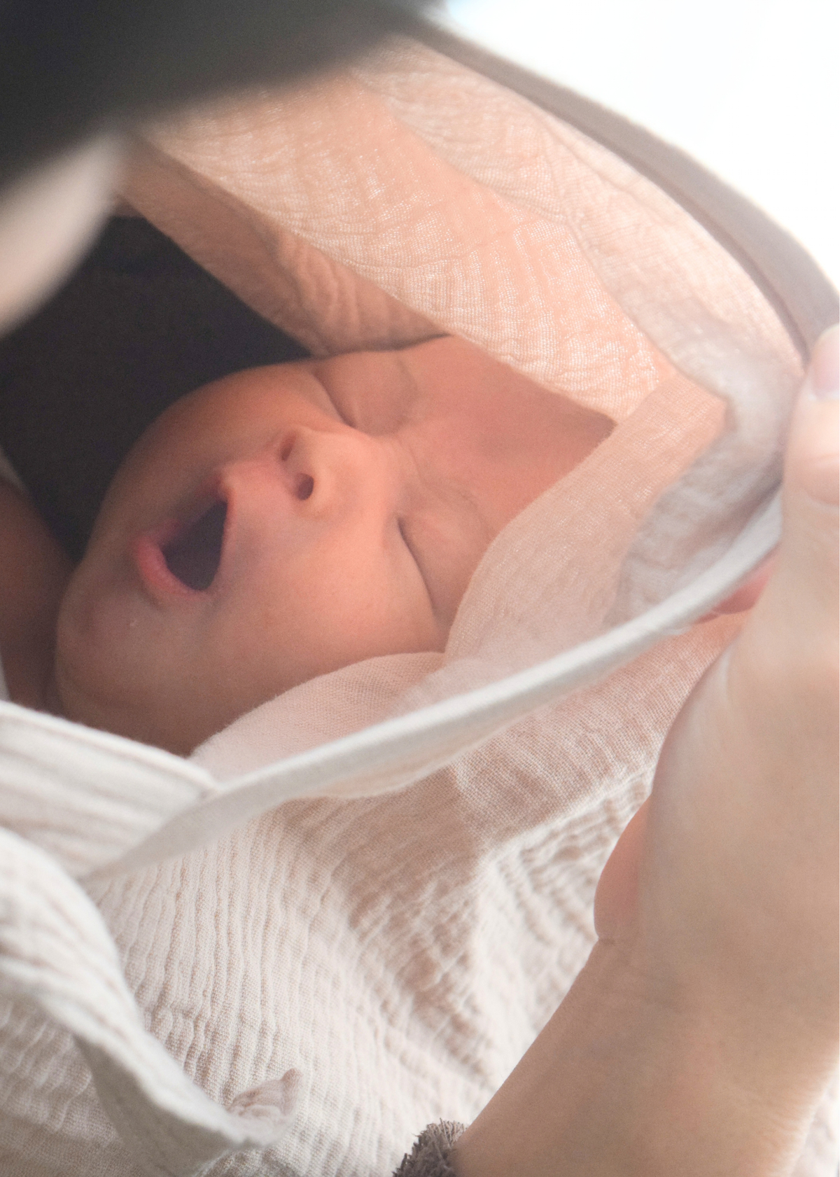 授乳ケープのソフトワイヤー入り襟元を近くから見た使用イメージ。赤ちゃんの顔を見ながら授乳できる設計