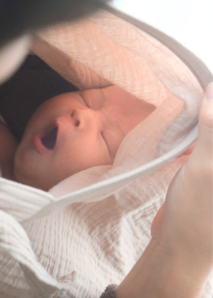 授乳ケープのソフトワイヤー入り襟元を近くから見た使用イメージ。赤ちゃんの顔を見ながら授乳できる設計