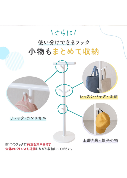 小物や通学用品をまとめて収納できるランドセルスタンドを紹介する画像。フックや収納スペースの使い分けを掲載