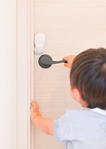 ドアに取り付けた自動回転ドアクッションと子どもの使用シーン