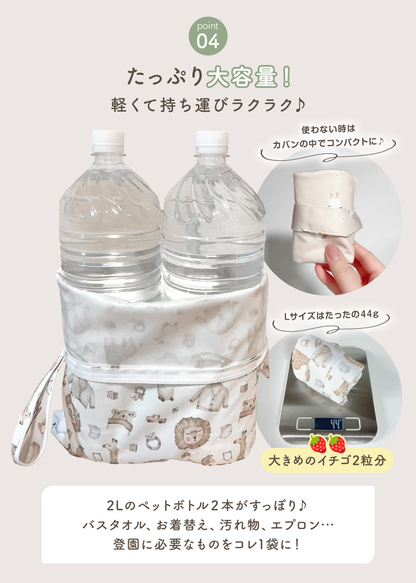 防水ポーチの大容量収納を紹介する説明画像。500mlペットボトルや着替えなどを入れた収納イメージ