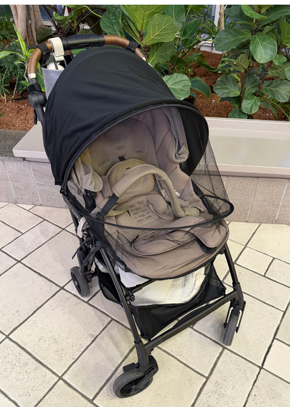 ベビーカーにサンシェードを装着して赤ちゃんを日差しから守っている屋外使用イメージ。前面メッシュで風を通す設計