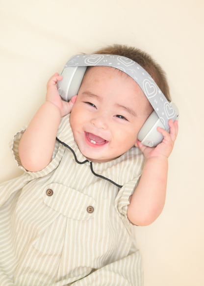 ベビータイプの防音イヤーマフを赤ちゃんが着用している使用イメージ。ベージュ系の衣服と合わせた着用例