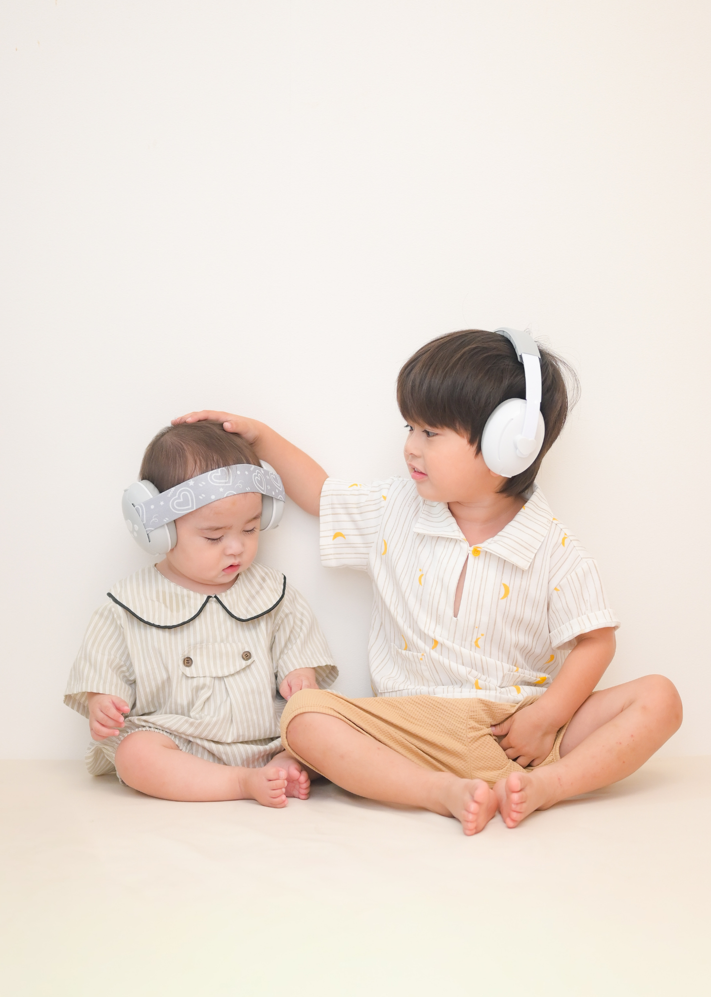 母親と赤ちゃんがベビー防音イヤーマフを着用している使用イメージ。親子でお出かけを楽しむシーン