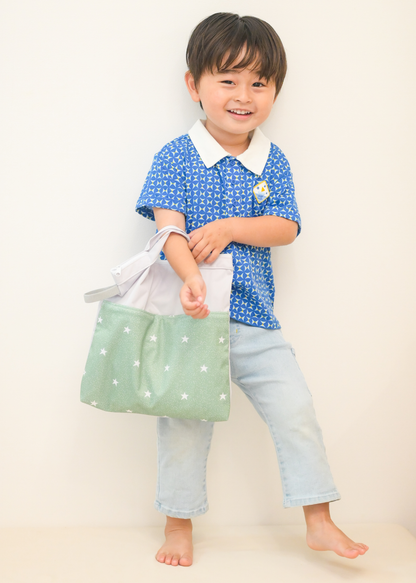 子どもが肩から防水マルチポーチを持っている使用イメージ