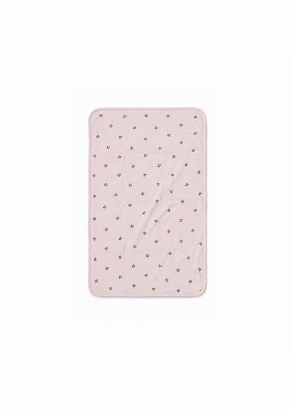 ピンク系のベビーキッズ防水シーツを広げた商品画像。やわらかな6重ガーゼ素材のベビーシーツ