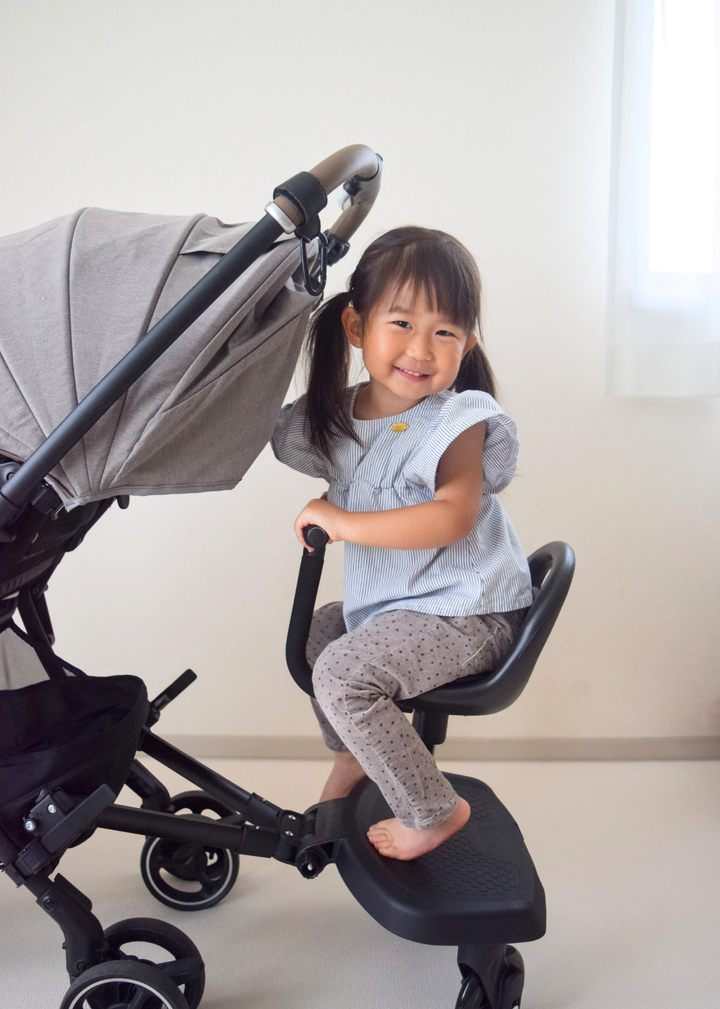 ベビーカーにボードを取り付け、上の子がシートに座っている使用イメージ