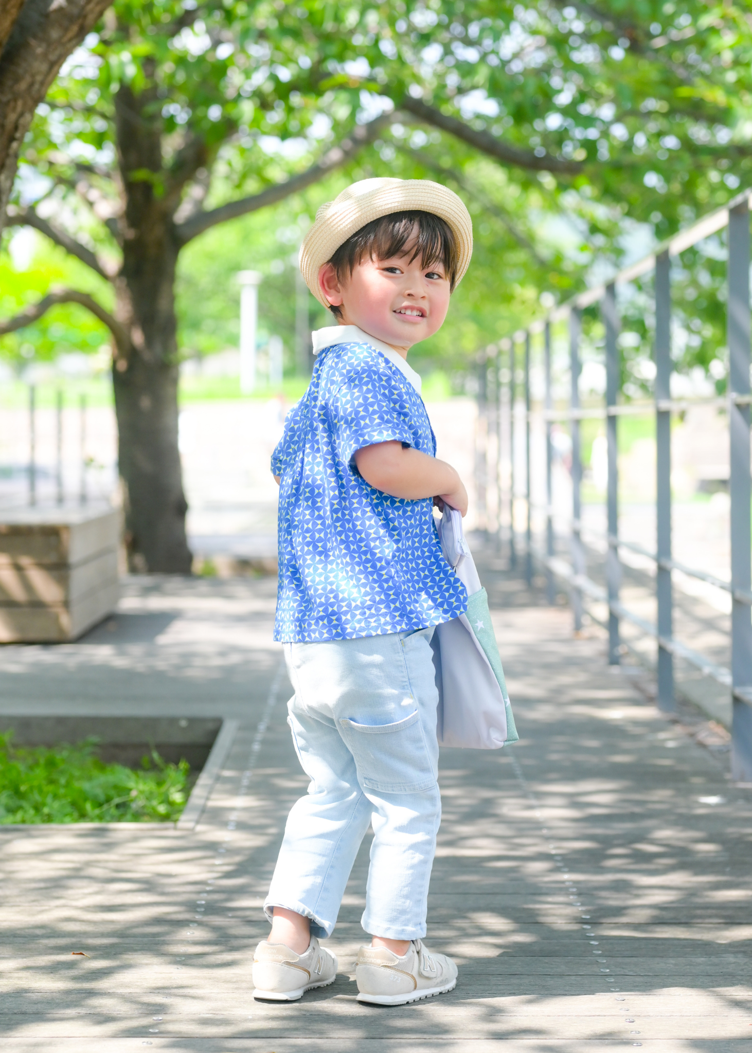 屋外で子どもが防水マルチポーチを持って歩く使用イメージ