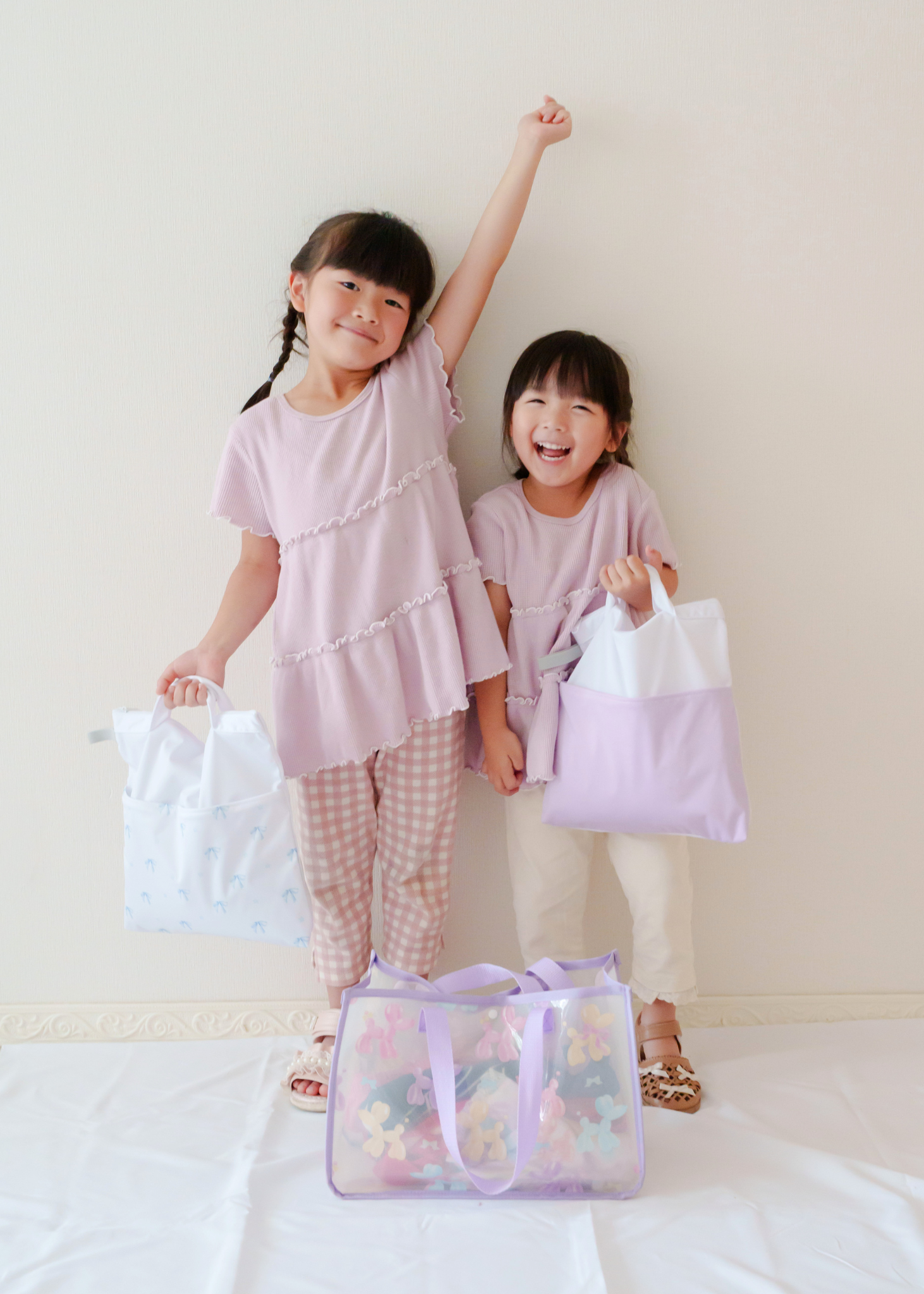 2人の子どもが防水マルチポーチを持っている通園・お出かけイメージ