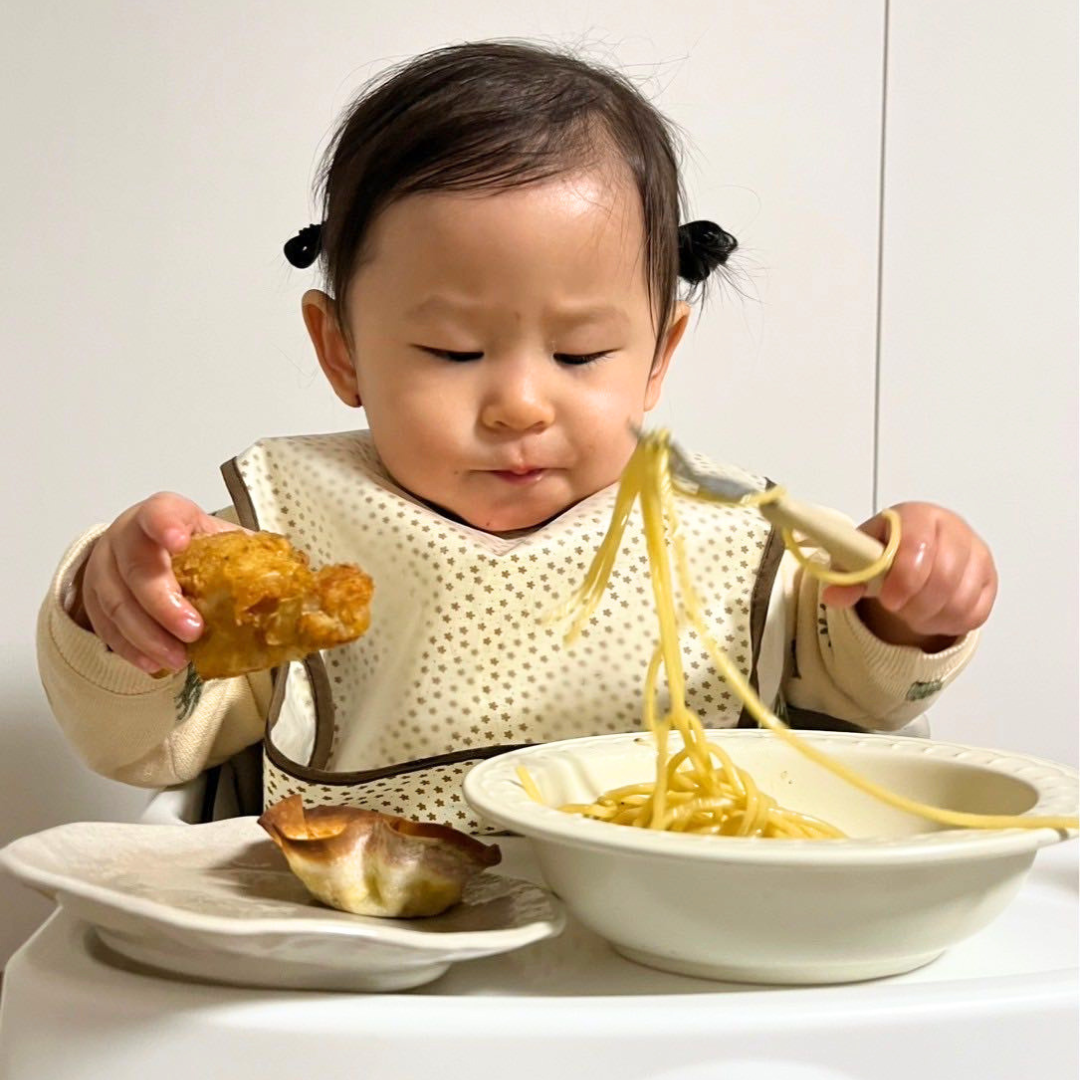 お食事エプロン ベビーエプロン 離乳食エプロン 袖なし シリコンポケット付き 食べこぼし防止 よだれかけ ベビー キッズ 保育園 離乳食 手づかみ食べ 防水 軽量 洗いやすい 持ち運び おしゃれ 男の子 女の子 出産祝い かわいい
