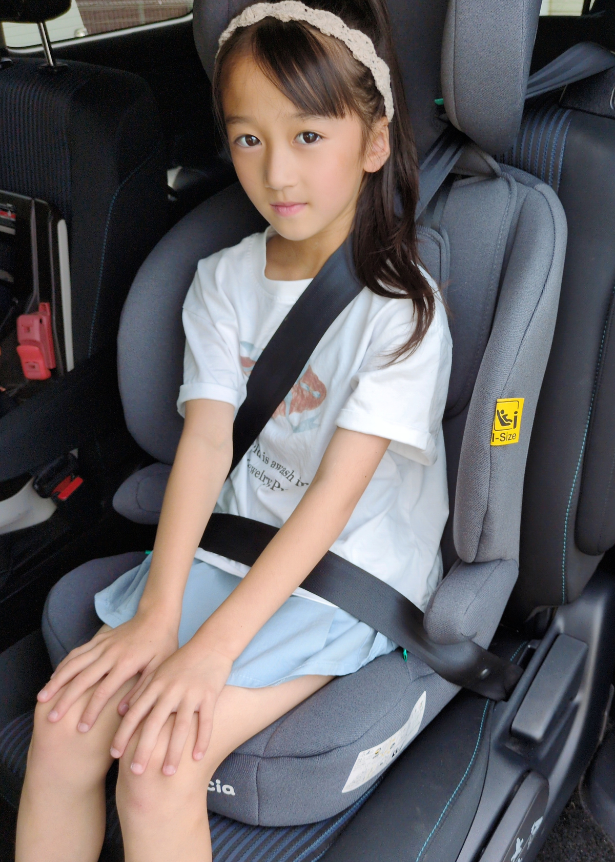 チャイルドシートに子どもが座り、シートベルトを着用している使用イメージ