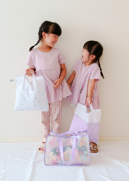 子ども2人が防水マルチポーチを使って荷物を整理するイメージ