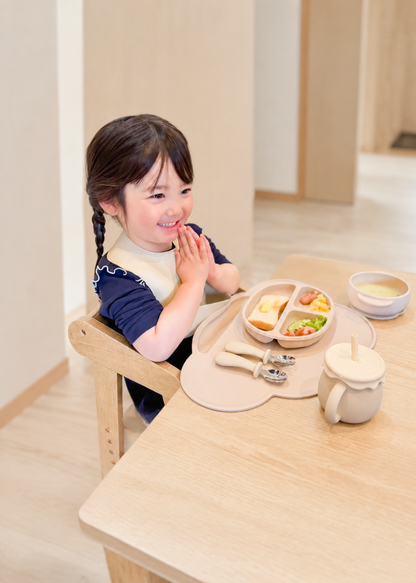 雲形ランチョンマットをテーブルに敷いて子どもが食事をしている使用イメージ