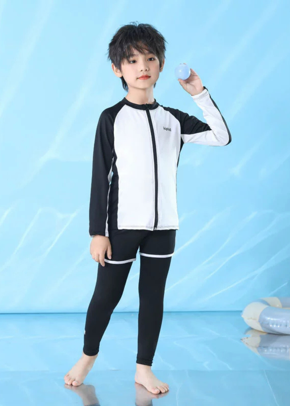 女の子がキッズ水着3点セットを着用して水遊びをしている屋外使用イメージ。セパレートタイプで動きやすい水着