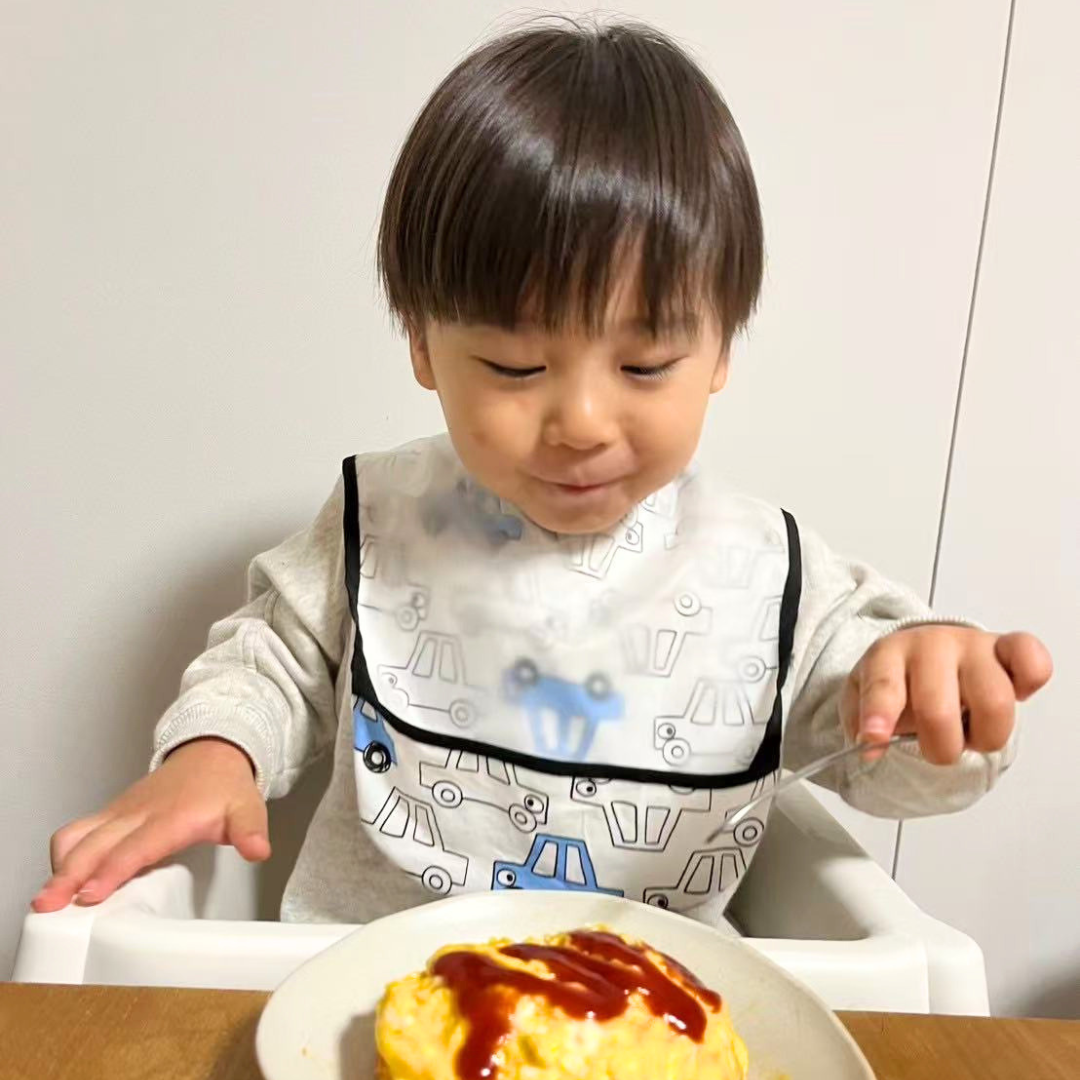 お食事エプロン ベビーエプロン 離乳食エプロン 袖なし シリコンポケット付き 食べこぼし防止 よだれかけ ベビー キッズ 保育園 離乳食 手づかみ食べ 防水 軽量 洗いやすい 持ち運び おしゃれ 男の子 女の子 出産祝い かわいい
