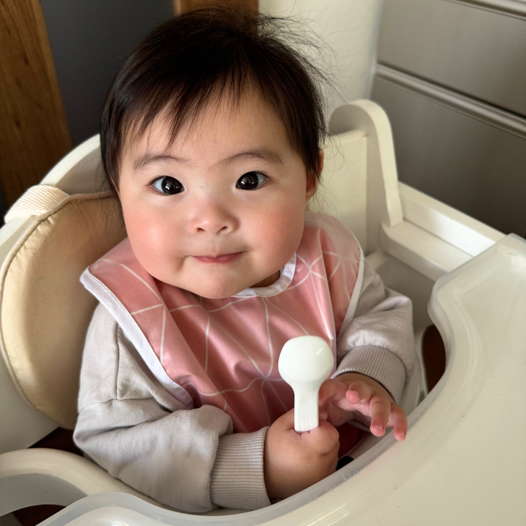 お食事エプロン ベビーエプロン 離乳食エプロン 袖なし シリコンポケット付き 食べこぼし防止 よだれかけ ベビー キッズ 保育園 離乳食 手づかみ食べ 防水 軽量 洗いやすい 持ち運び おしゃれ 男の子 女の子 出産祝い かわいい
