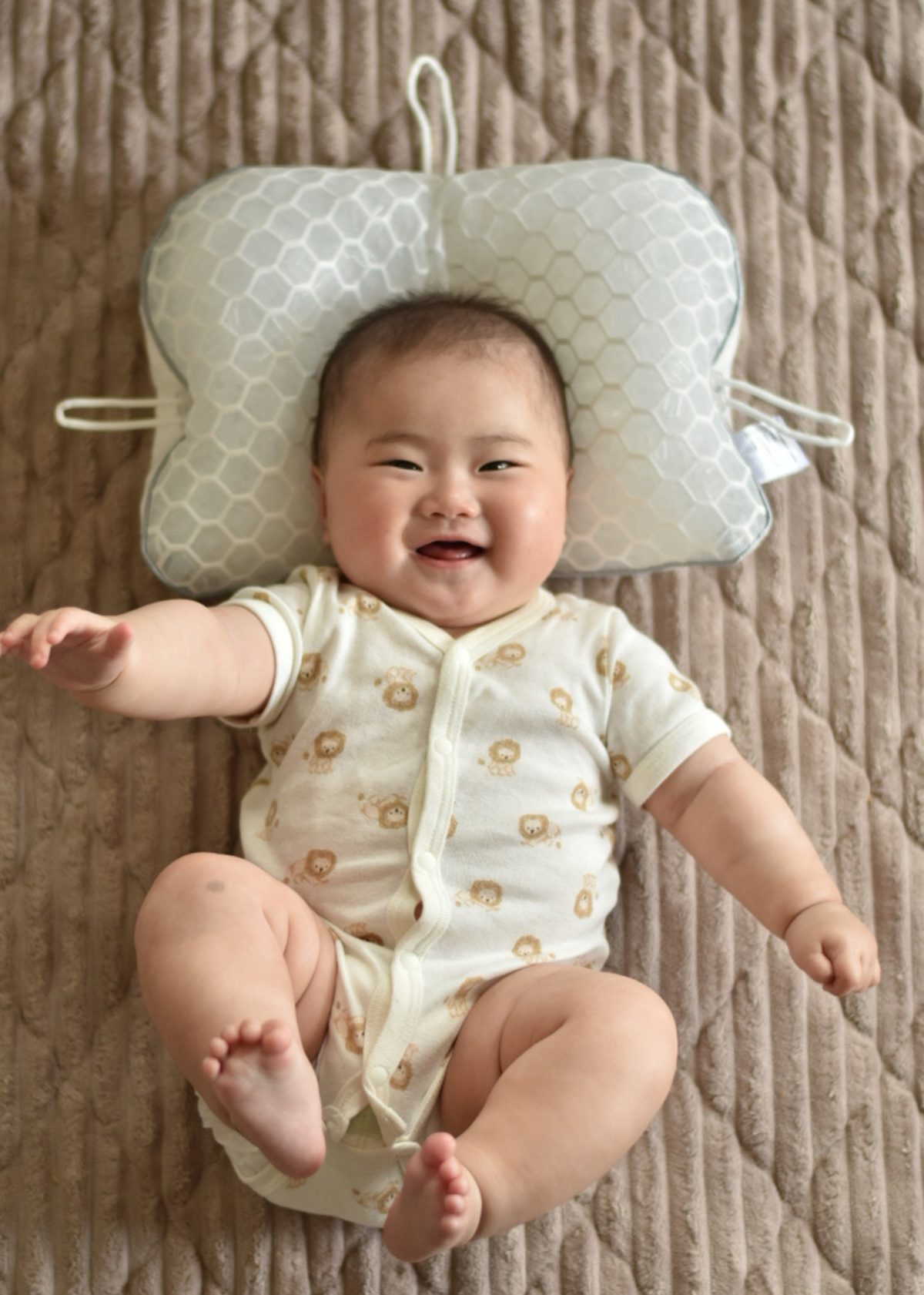 ベビー枕を使用する赤ちゃんのイメージ、枕の上で仰向けになっている様子