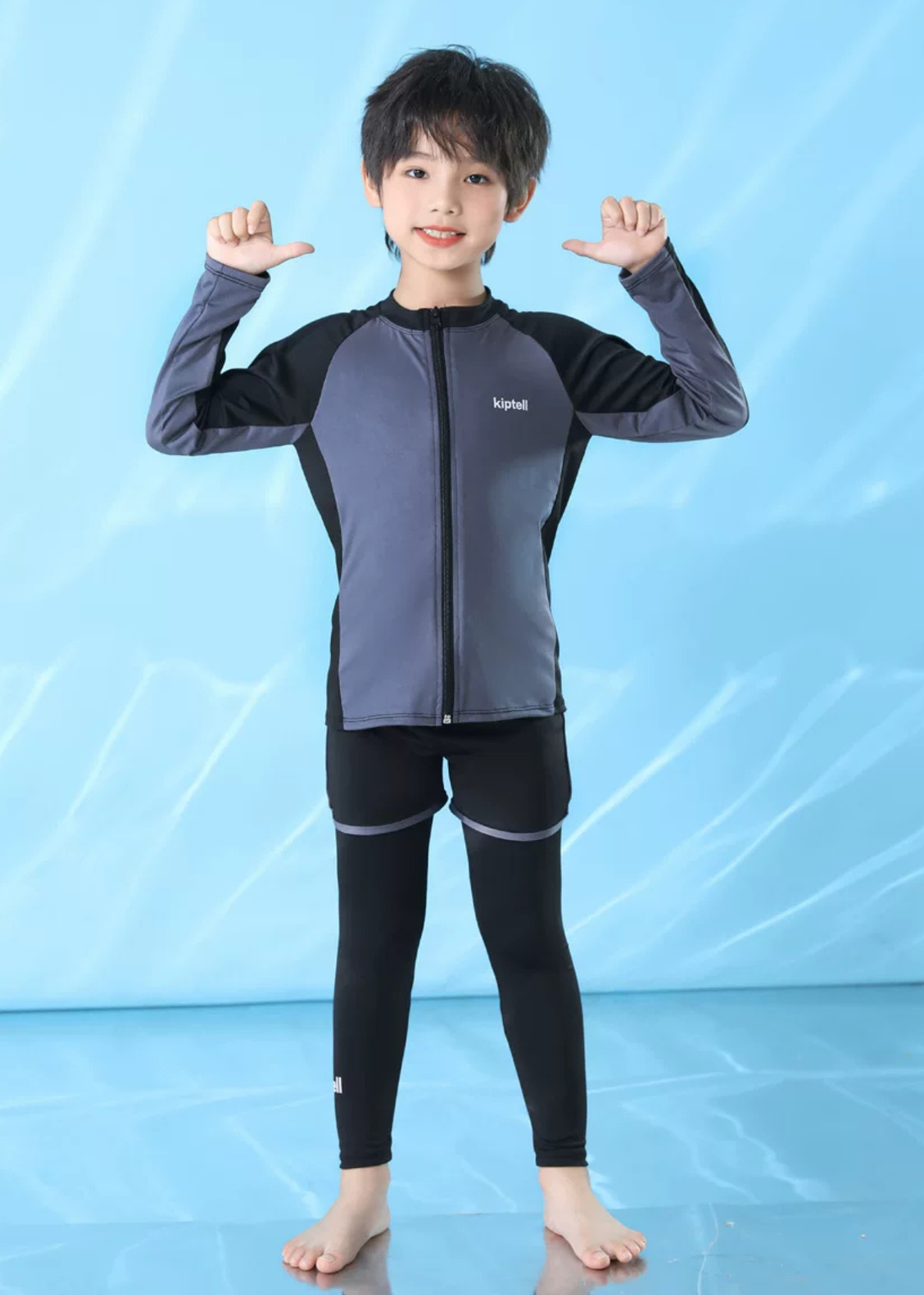 女の子がキッズ水着3点セットを着用してプールサイドに立っている使用イメージ。長袖ラッシュガードとレギンスを着用