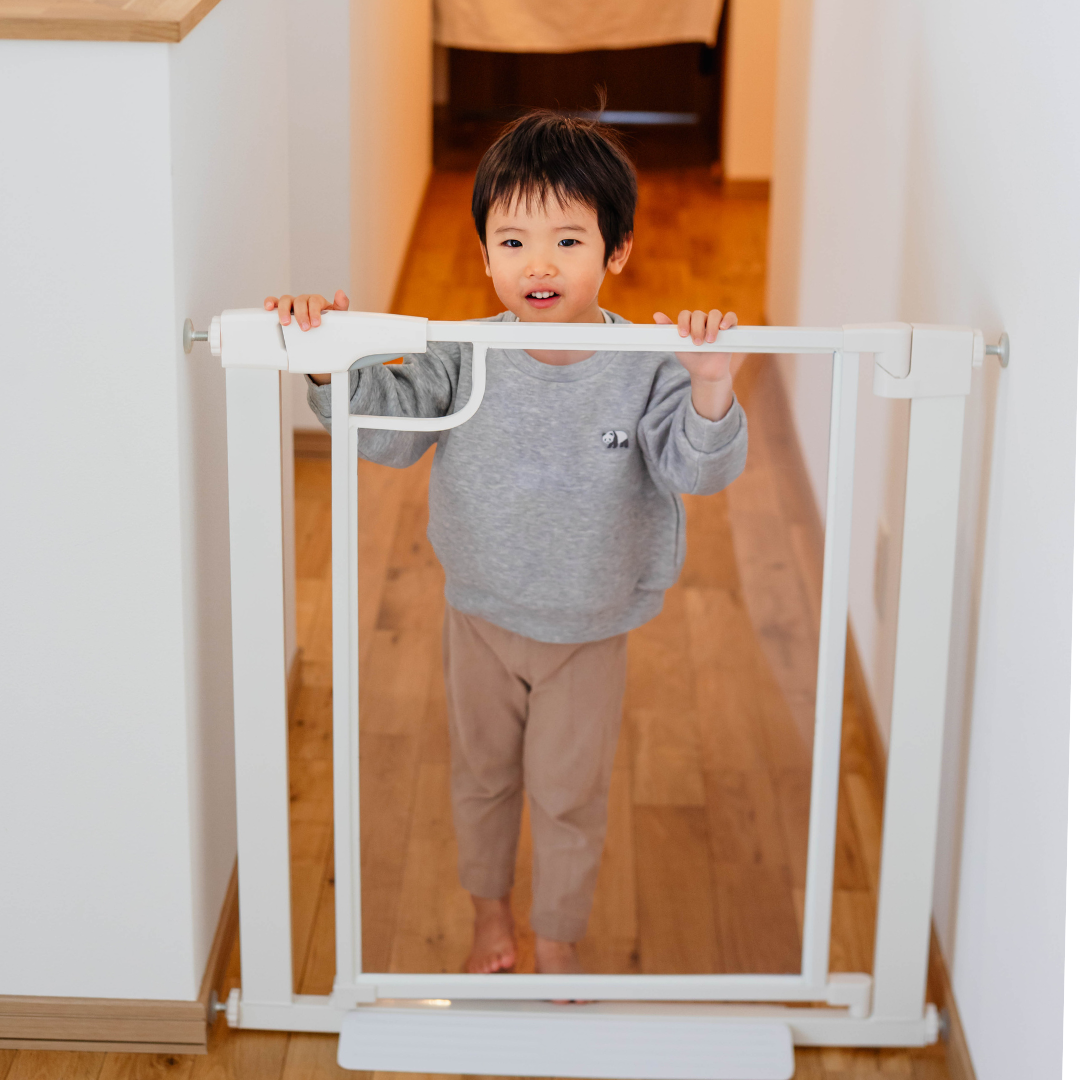 ベビーゲート クリアベビーゲート ベビーガード 突っ張り式 オートクローズ ダブルロック 赤ちゃん 安全ゲート ペットゲート 階段 キッチン リビング 工具不要 拡張フレーム対応 透明パネル 賃貸対応 セーフティゲート ベビー用品
