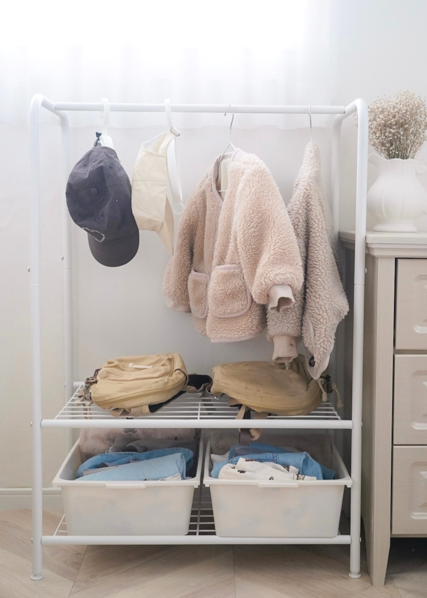 キッズハンガーラックを子ども部屋に設置した使用イメージ。洋服やバッグ、収納ボックスをすっきり整理