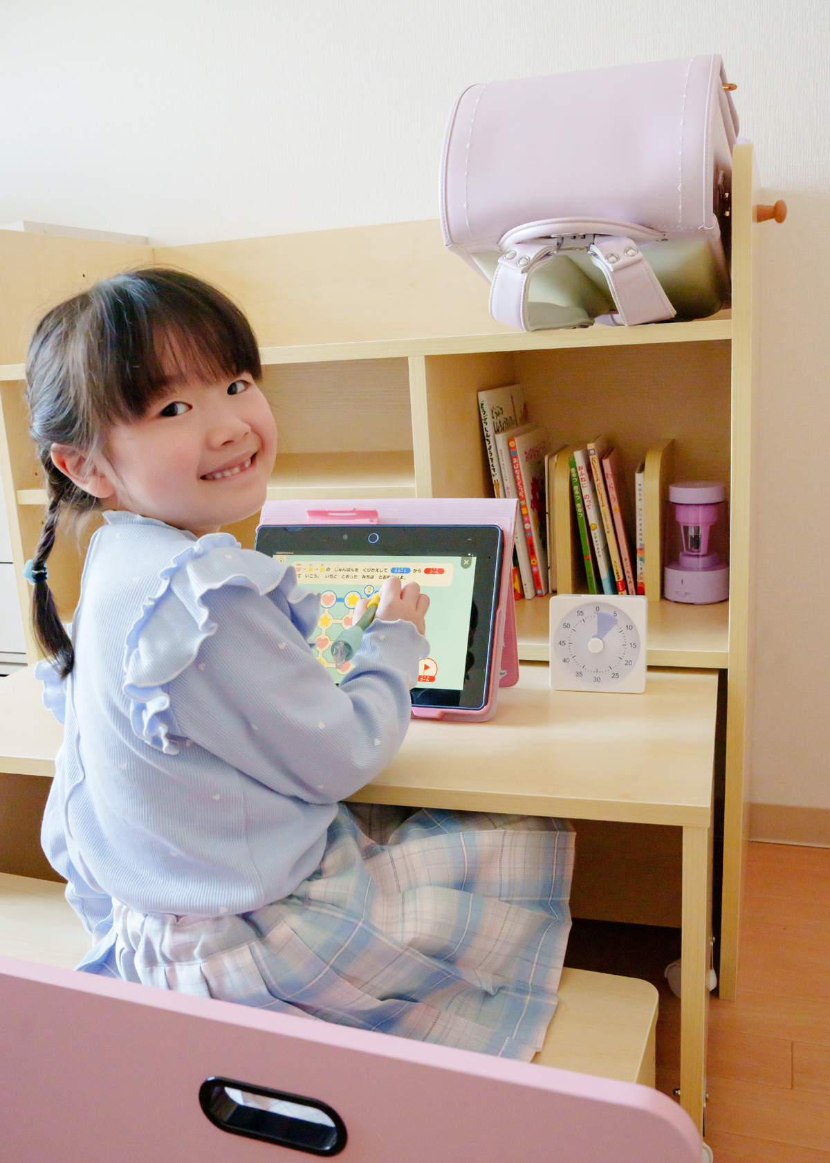 女の子が机で勉強しながら勉強タイマーを使っている使用イメージ。集中時間の管理に使えるタイマー