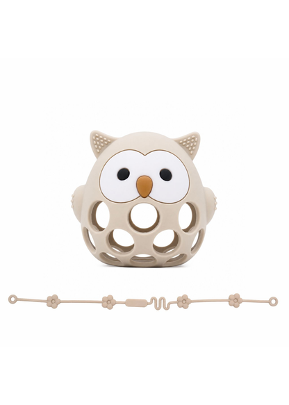 ベージュのフクロウモチーフのベビーシリコン歯がため。小さな手でも持ちやすいベビー用品