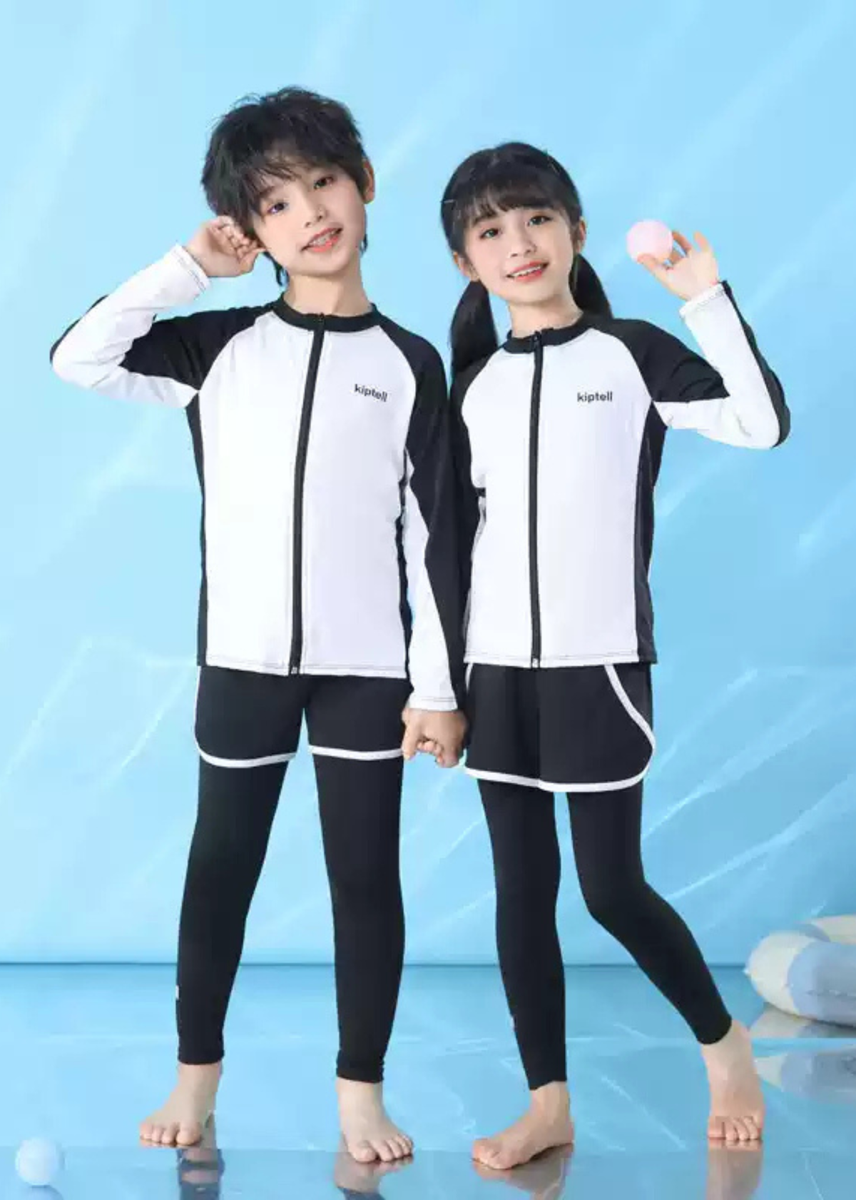 女の子がキッズ水着3点セットを着用して水遊びをしている横向きの使用イメージ。ハーフパンツとレギンスを組み合わせたスタイル
