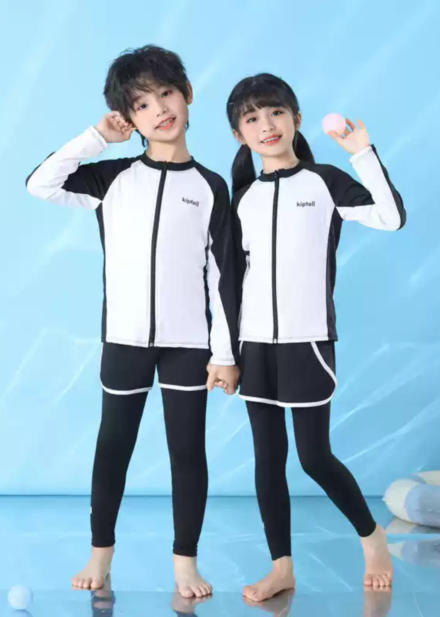 女の子がキッズ水着3点セットを着用して水遊びをしている横向きの使用イメージ。ハーフパンツとレギンスを組み合わせたスタイル