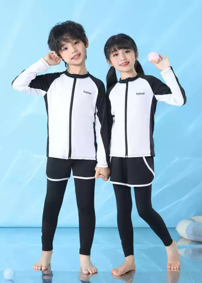 女の子がキッズ水着3点セットを着用して水遊びをしている横向きの使用イメージ。ハーフパンツとレギンスを組み合わせたスタイル
