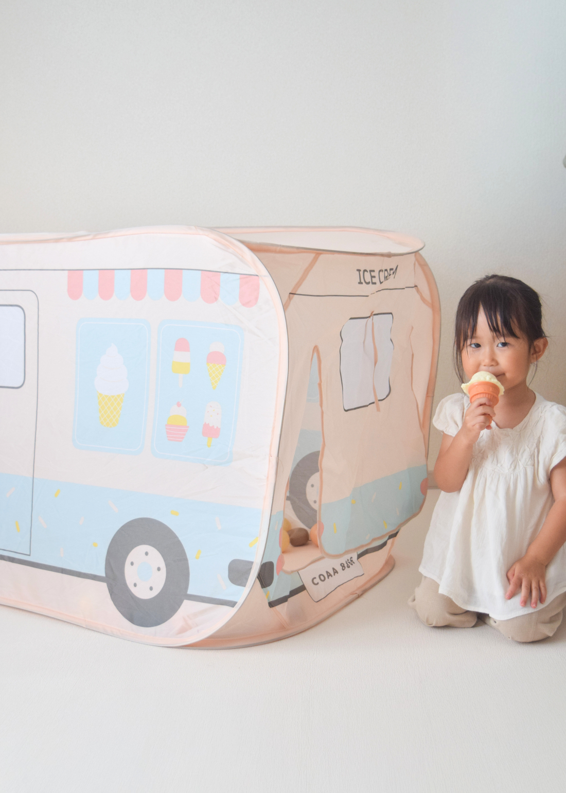 バスデザインのキッズテントと子どもが並んだ使用イメージ。室内で遊べるワイドサイズのプレイテント