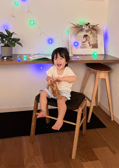 子どもがいるリビングでカラフルに光るイルミネーションライトの使用例